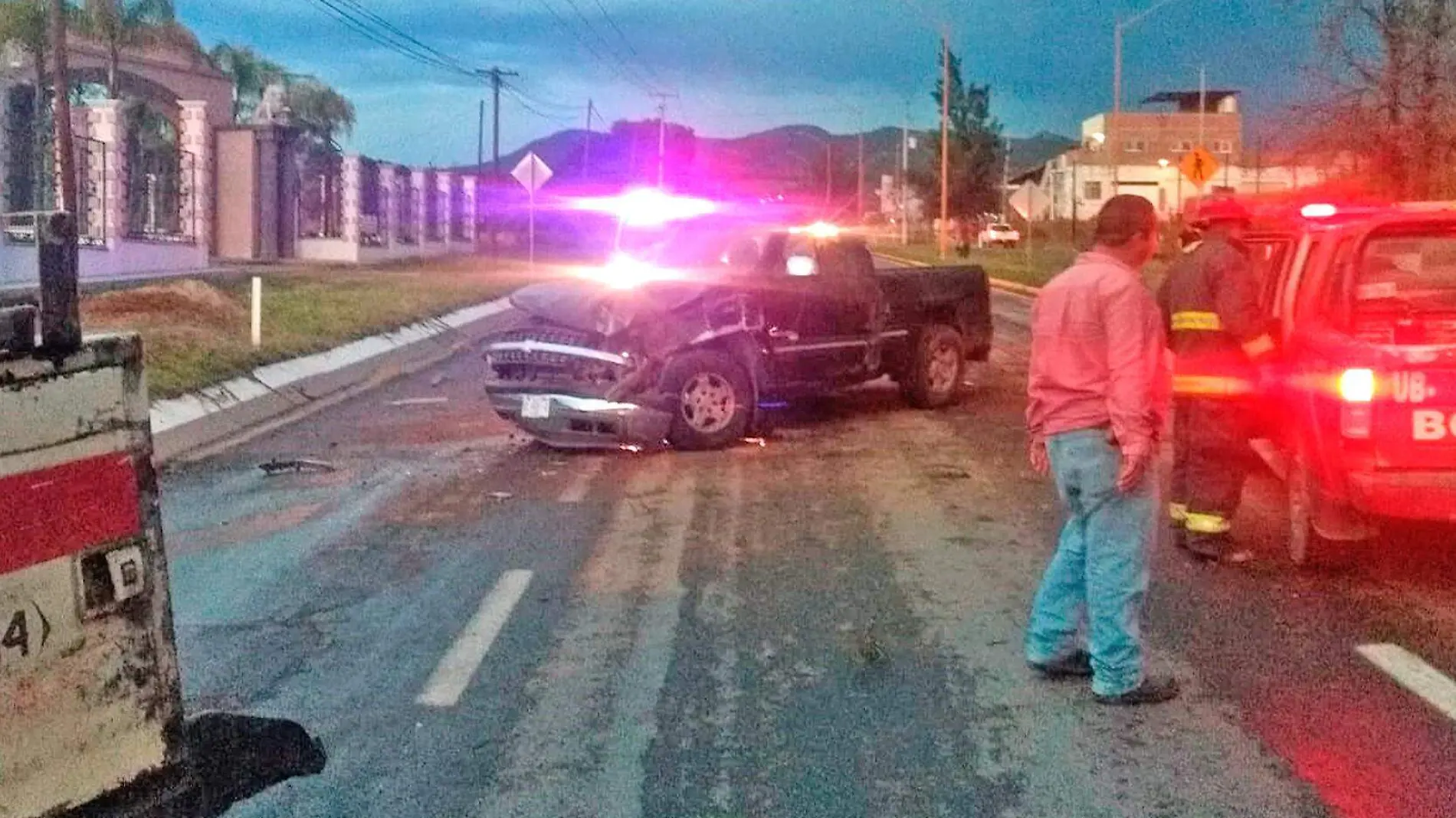 camioneta accidente vs arbol